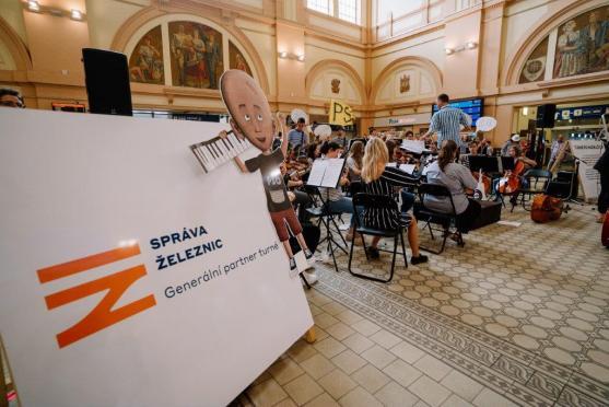 Při koncertním benefičním turné po nádražích muzikanti z Police Symphony Orchestra vybrali pro Plešouny přes sto tisíc korun 