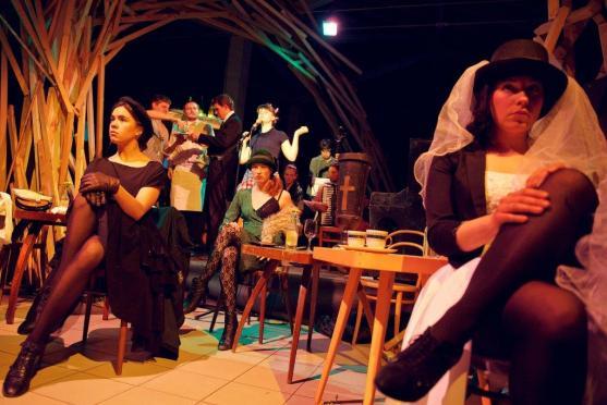 Zneuznalý kouzelník, vražedkyně a ovdovělá nevěsta přivezou originální představení Café Bizarre