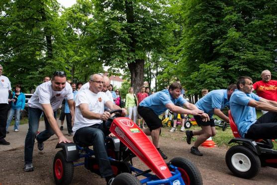 Soutěž českých a polských týmů zahájila sobotní program Broumovské pouti. Vyhrál domácí tým