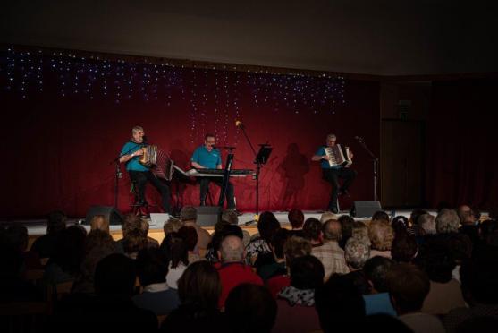 Veselá trojka potěšila zaplněný sál Střelnice