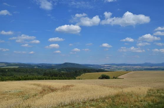 Z Janovic cestou dalekých výhledů po vnitřní kuestě Polické pánve