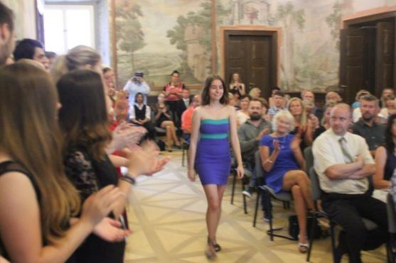 Absolventi Gymnázia Broumov převzali maturitní vysvědčení