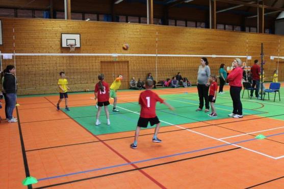 Další turnaj barevného volejbalu se hrál v Broumově