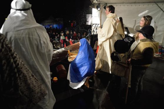 Broumovské náměstí ožilo díky živému betlému