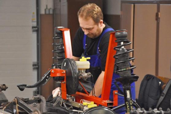 Budoucí automechanici a nástrojáři se začnou učit v moderních dílnách