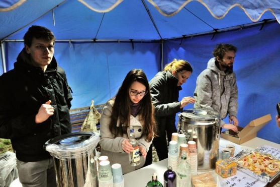 Charitativní svařák na podporu broumovské nemocnice přilákal na náměstí desítky lidí