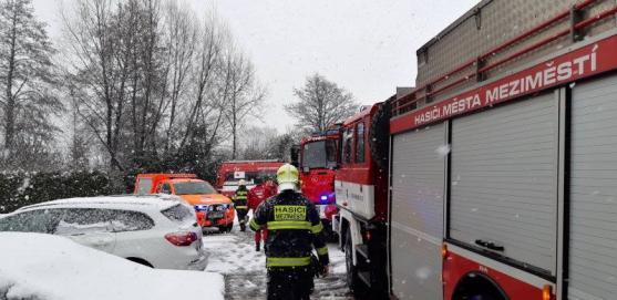 Hasiči s policisty nelovili v rybníku kapry, ale podchlazeného muže
