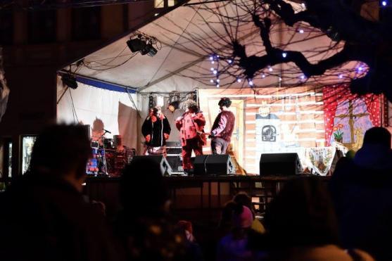 Na broumovském náměstí se v neděli rozsvítil vánoční strom