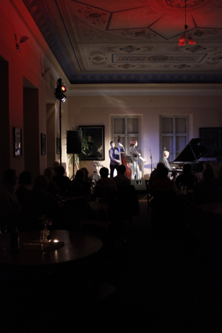 Středeční ArtCafé si získalo Miriam Bayle Trio nestrojeným podáním jazzu 