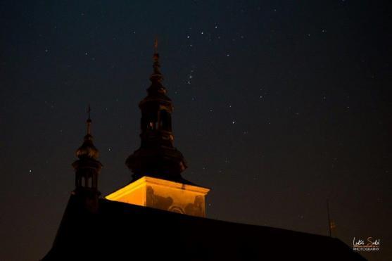 Noční Broumov na fotografiích Lukáše Sokola