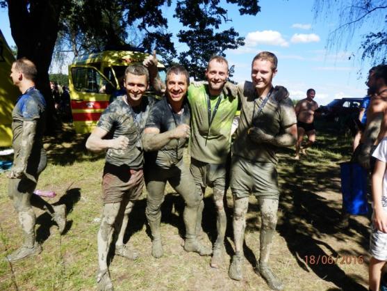 Broumovští boxeři se dřiny nebojí. Všichni úspěšně pokořili Gladiátor race v Holicích