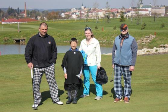 Golfisté z Grosshofu vybrali přes tři tisíce korun na broumovský psí útulek