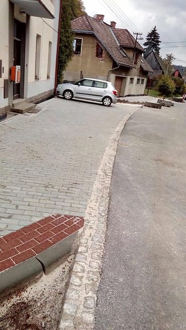 Stavbaře v Pěkově tlačí čas. Silnice se v termínu zprůjezdní, dokončovací práce se budou dělat na jaře