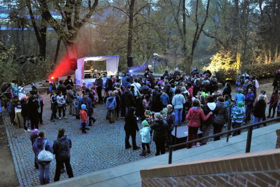 Strašidelnou Alejku letos znovu naplnila strašidla, děti a jejich smích