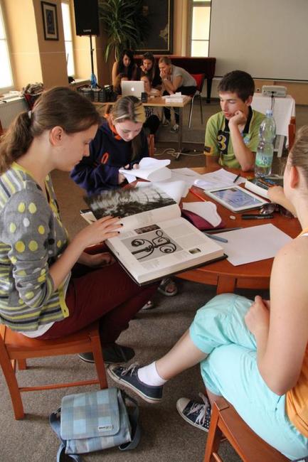 Studenti gymnázia se na chvíli stali filmovými kostyméry a vizážisty