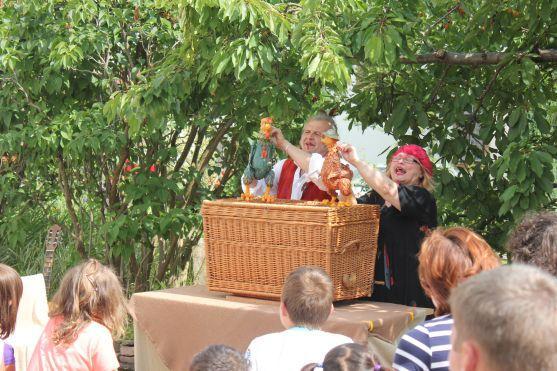 Loutkové představení O kohoutkovi a slepičce se hrálo premiérově v Růžovém dvoře