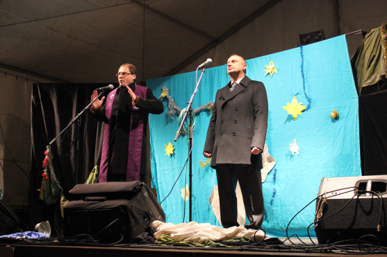 Broumovské náměstí rozzářil vánoční strom