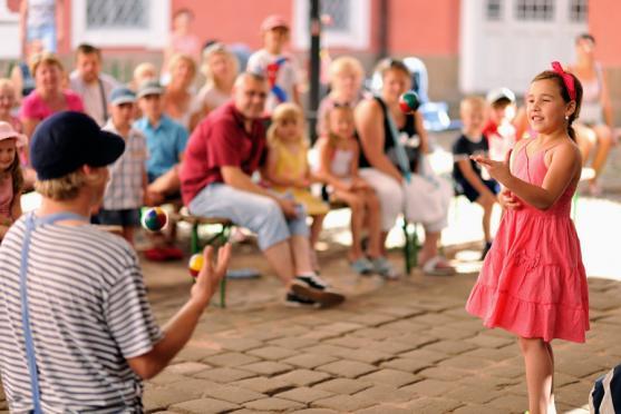 Starosta města Broumova slavnostně zahájil festival Malé letní divadlení