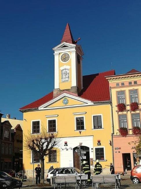 Vítr shodil z věže Staré radnice hrotnici s makovicí