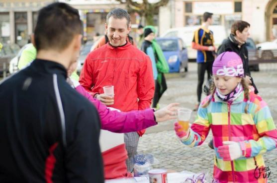 Vánoční běh Broumovem podpořil psí útulek