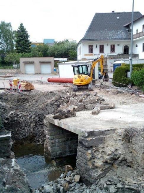 V pondělí skončí v Polici nad Metují úplná uzavírka komunikace v ulici Na Babí