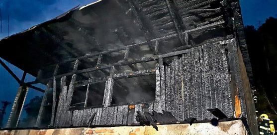 Pěkov se opět objížděl. Hořela zde chata nad garáží