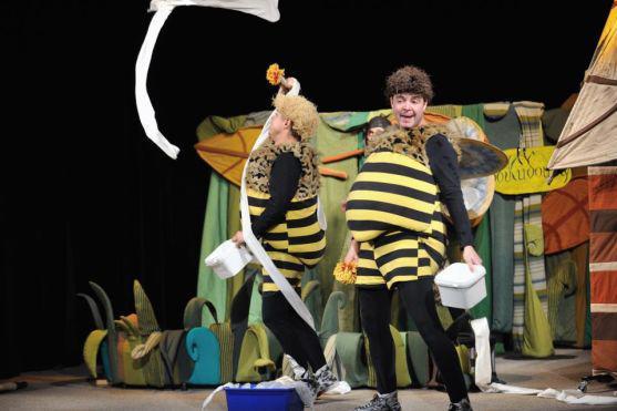 Divadelní představení včelích medvídků na fotografiích Jana Záliše