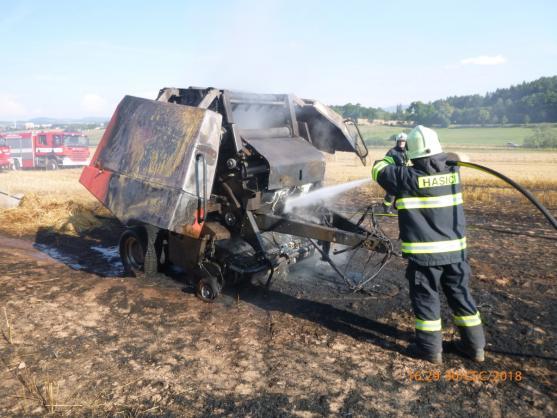 V Hejtmánkovicích hořel zemědělský stroj a strniště