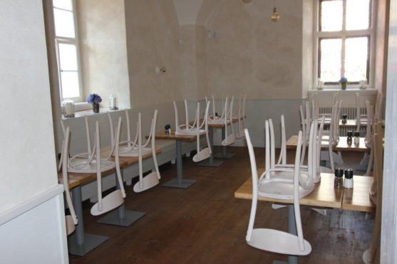 V areálu broumovského kláštera byla otevřena restaurace U Tří růží