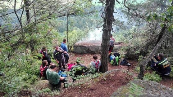 Hasiči museli vynést asi 600 litrů vody až na Korunu