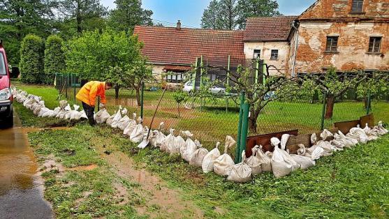Po bouřce zůstávaly zatopené sklepy a zanesené silnice
