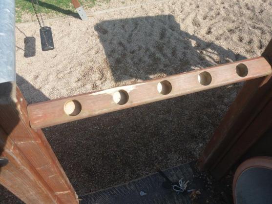 Na dětském hřišti v Polici nad Metují řádili vandalové