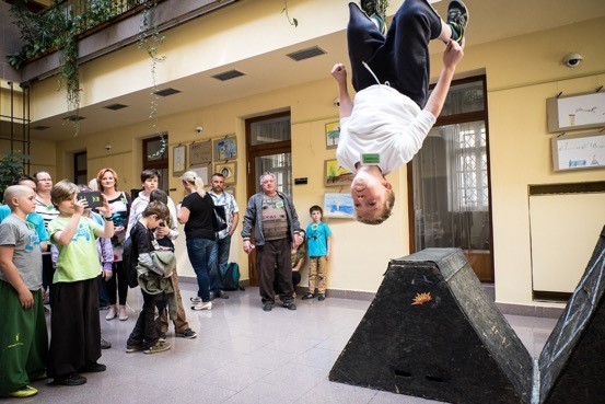 Mladí parkouristé - freeruneři z polického Sokola na promo akci v Poslanecké sněmovně