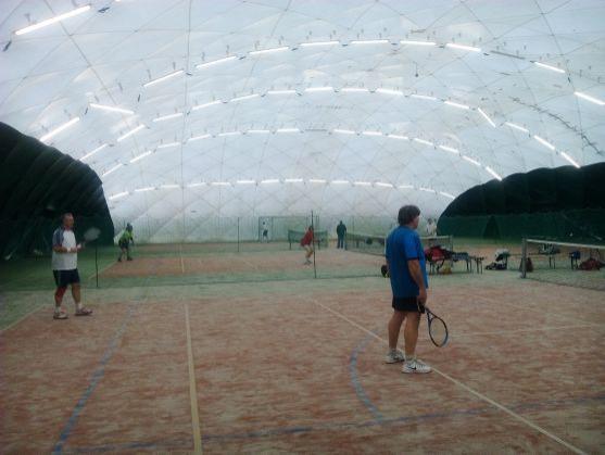 Století hráči tenisu si to rozdali v teplickém Sportcentru