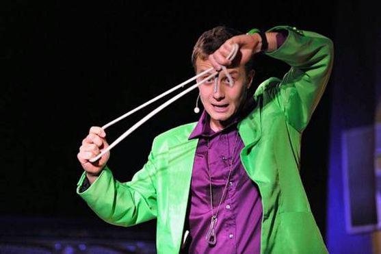 V Broumově vystoupil kouzelník a komik Richard Nedvěd