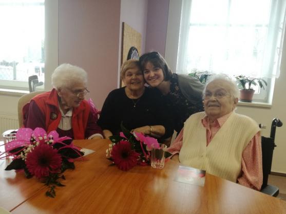 Spisovatelka Ivanka Devátá besedovala s broumovskými seniory