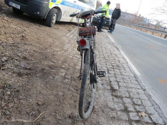 Nehoda s těžkým zraněním cyklisty. Automobil se s ním střetl při předjíždění