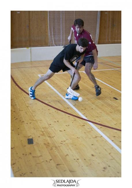 Polický florbalový tým AZ Vrátno vede bez ztráty bodu broumovskou ligu