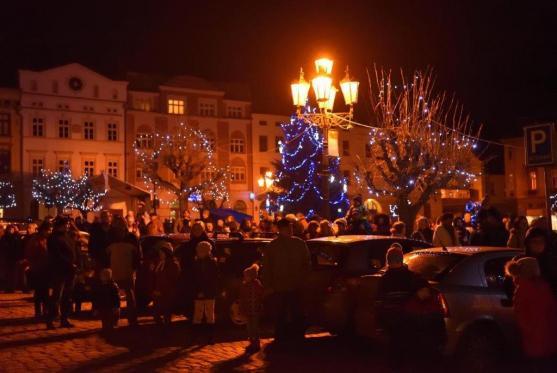 S Vánocemi se Broumov rozloučil tříkrálovým průvodem