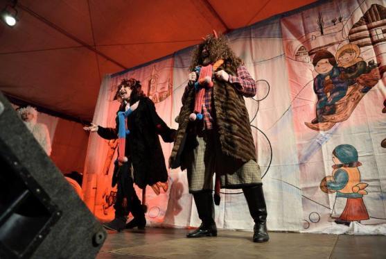 Na broumovském náměstí od včerejšího večera září modrobílý vánoční strom