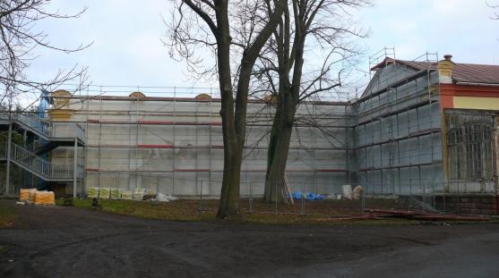 V Meziměstí se opravuje nádražní budova. Fasádu bude mít z období 19. století