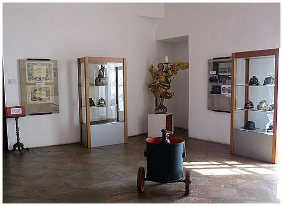 Muzeum Broumovska vystavuje předměty a archiválie mapující historii a vznik místních hasičských sborů