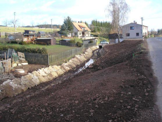 V Hejtmánkovicích pokračuje rekultivace potoka a budování splaškové kanalizace
