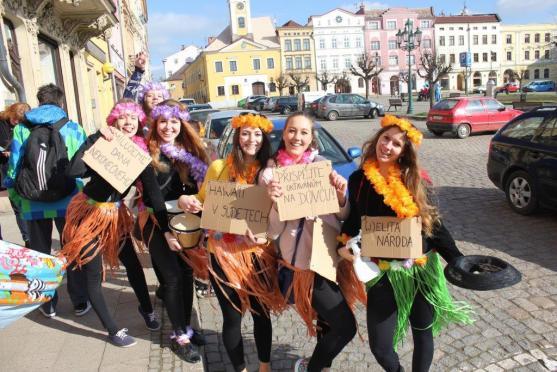 Vzpomínky jim nikdo nevezme. Studenti gymnázia se rozloučili se školou a spolužáky