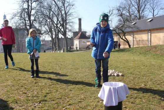 Hledání kuřátek přilákalo do kláštera téměř dvě stě dětí