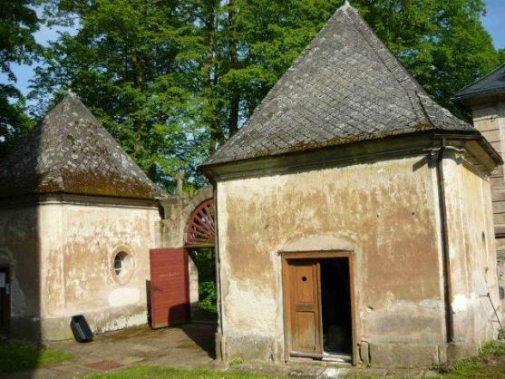 V Martínkovicích obnovují kamenný kříž s postavou Krista