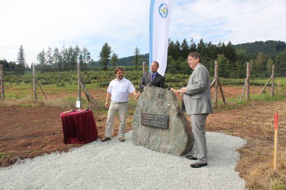 Poklepáním na základní kámen byla dnes symbolicky zahájena rekonstrukce silnice do Broumova přes Pasa