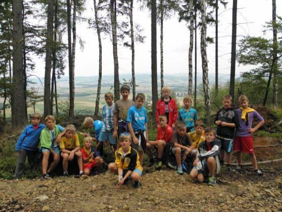 Broumovské mladší žáky na soustředění potrénoval bývalý fotbalový ligový brankář Karel Podhajský