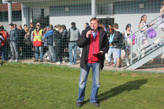 Poslankyně Zdeňka Horníková zahájila fotbalové derby v Broumově