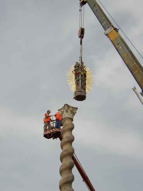 Vrcholová socha Panny Marie sloupu na broumovském náměstí je zpět